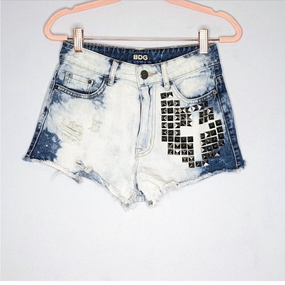 Urban Outfitters BDG Blue Bleached Cut Off Dree Shorts Studded High Rise Size 25 - Picture 1 of 3
